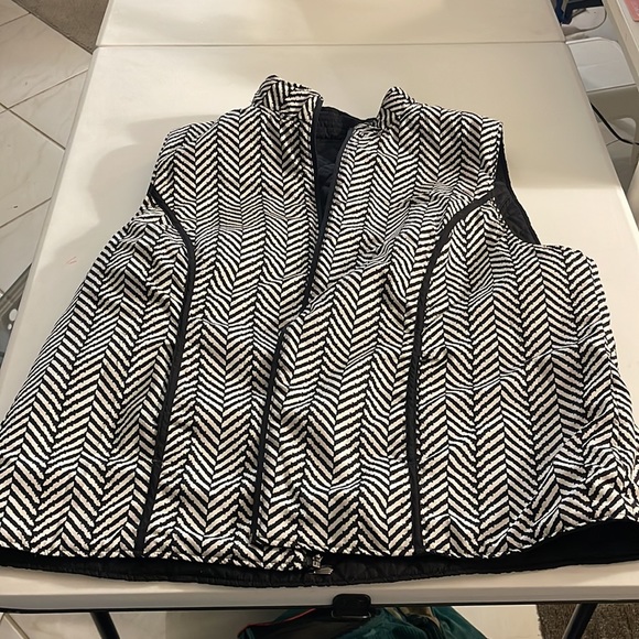 Avenue brand Women’s reversible vest jacket - Picture 2 of 3
